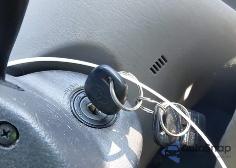 2005 Toyota Corolla Le z USA, uszkodzony, nr VIN 2T1BR32E95C558337